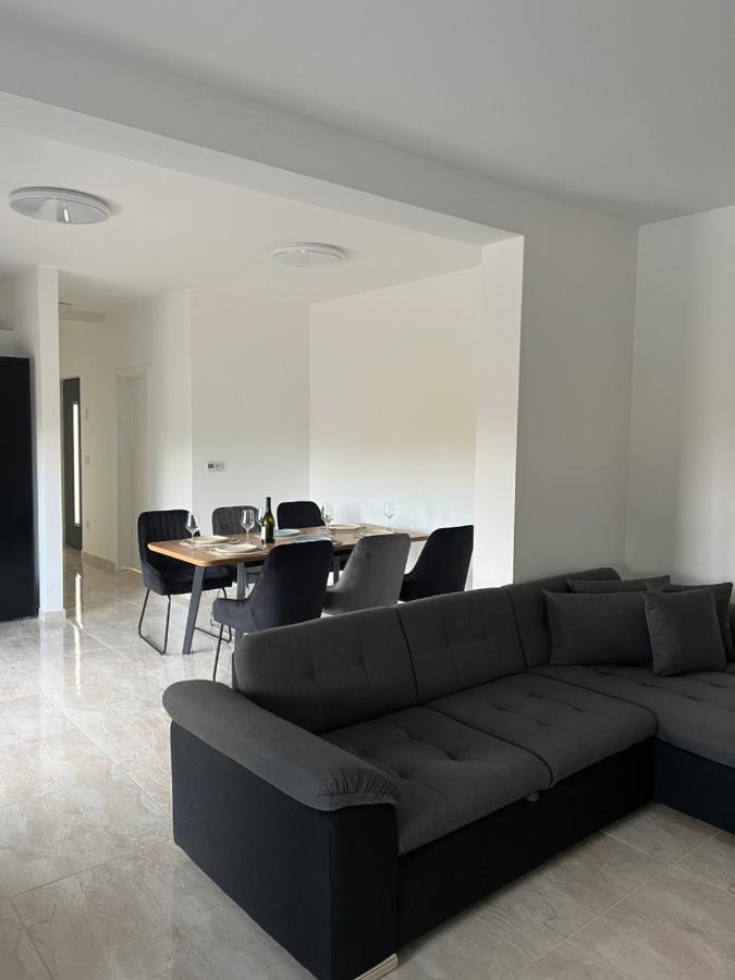 Modern Home Ula Brtonigla Eksteriør billede