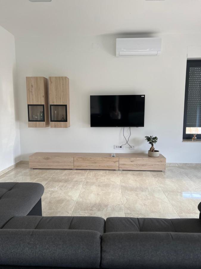 Modern Home Ula Brtonigla Eksteriør billede