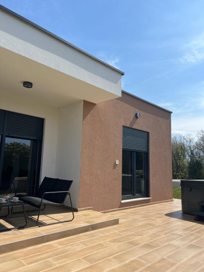 Modern Home Ula Brtonigla Eksteriør billede